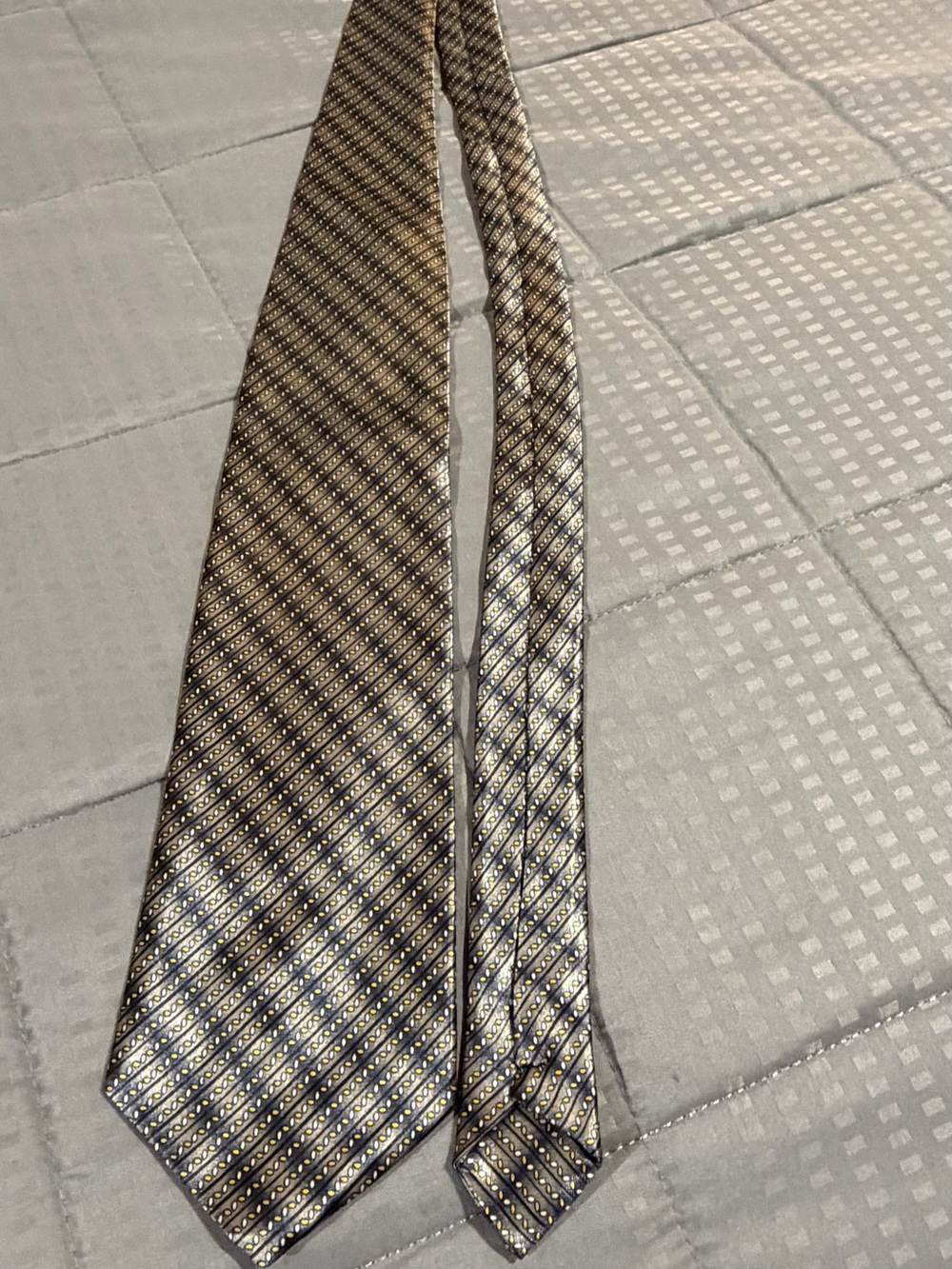 Classic Men's Geometric Pattern Tie in Gold and Black